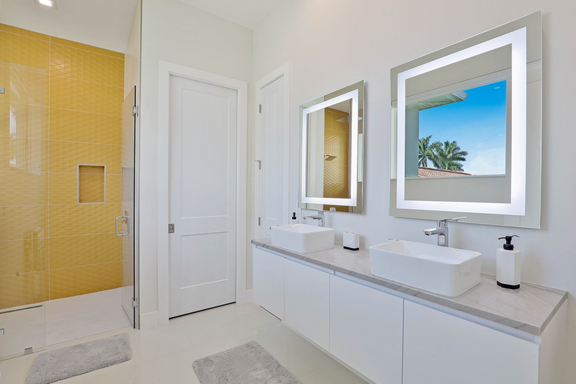 Schlafzimmer und Badezimmer in Cape Coral